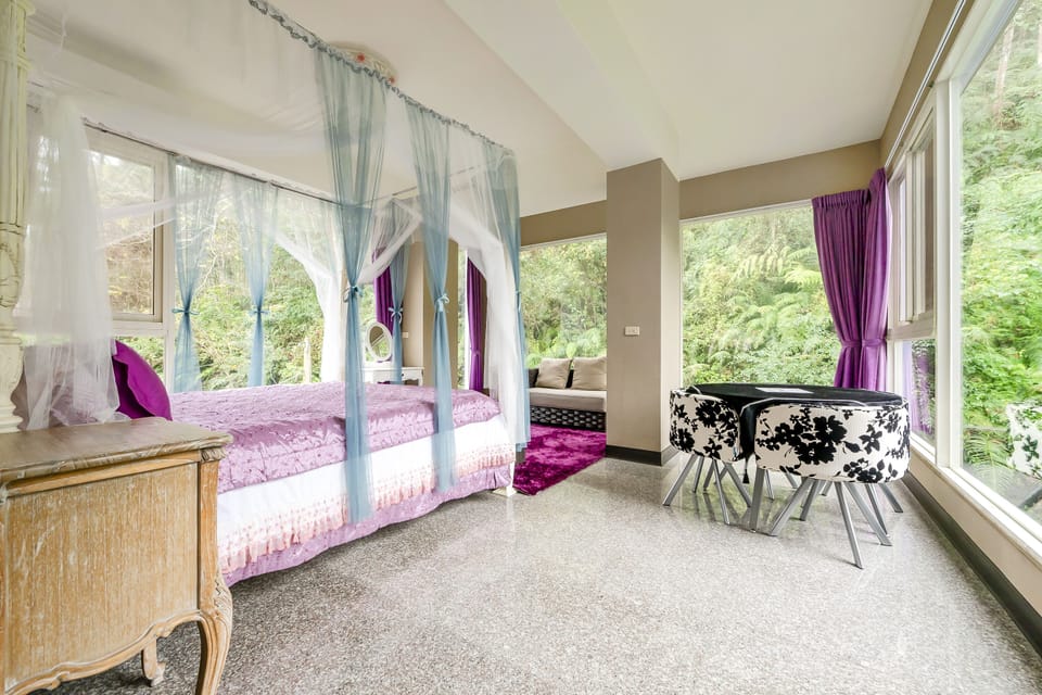Family Room, Bathtub | Blackout drapes, free WiFi, bed sheets