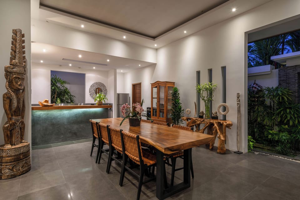 Deluxe Villa | Dining room