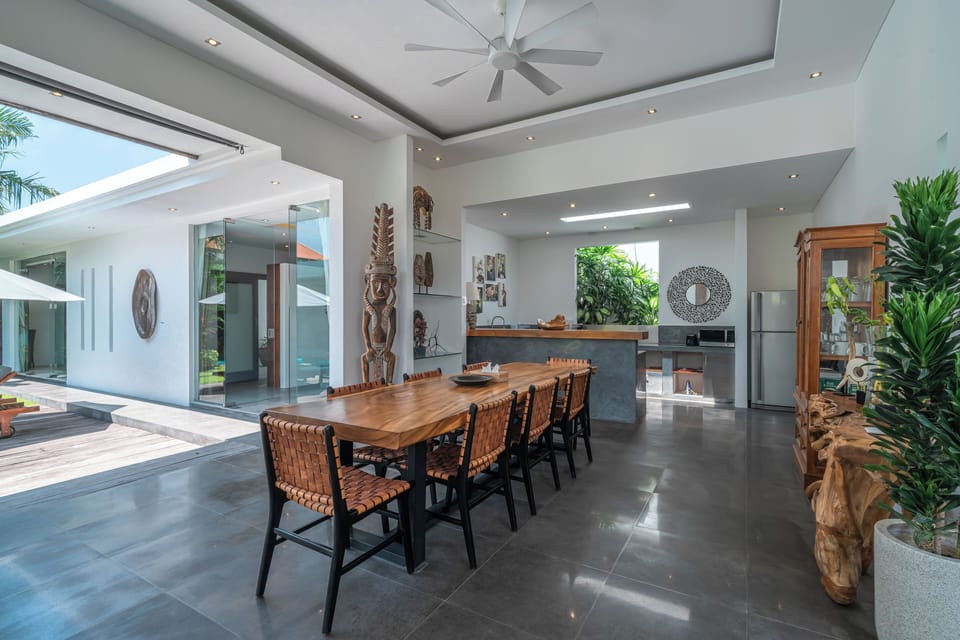 Deluxe Villa | Dining room