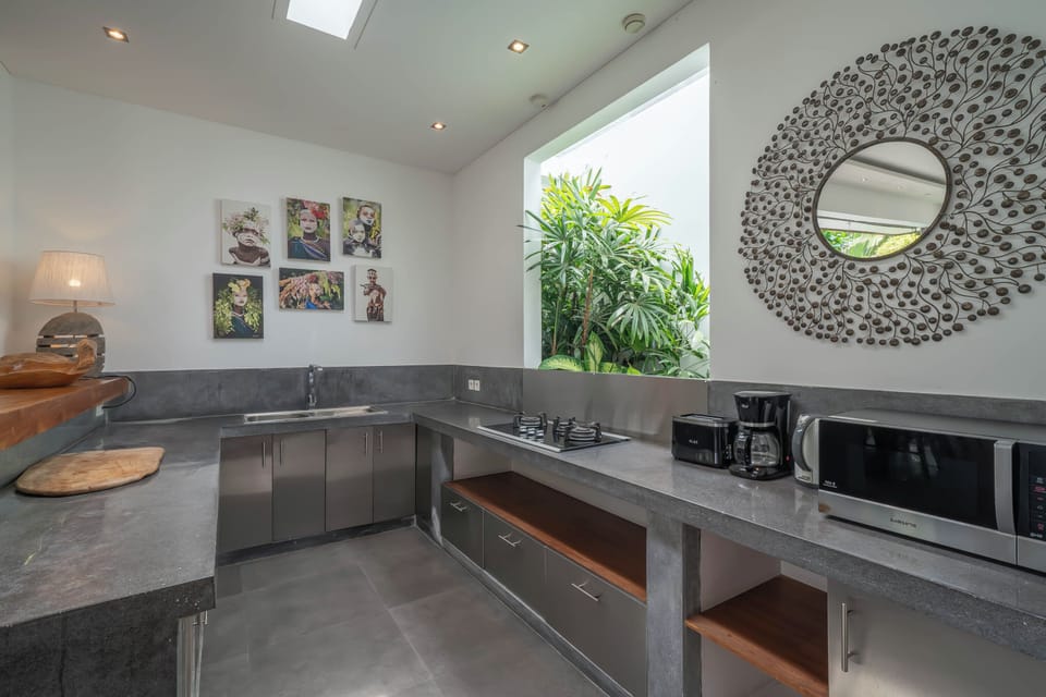 Deluxe Villa | Bathroom | Separate tub and shower, rainfall showerhead, hair dryer, towels