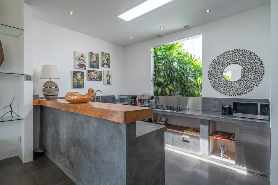 Deluxe Villa | Private kitchen | Microwave, stovetop, toaster, cookware/dishes/utensils