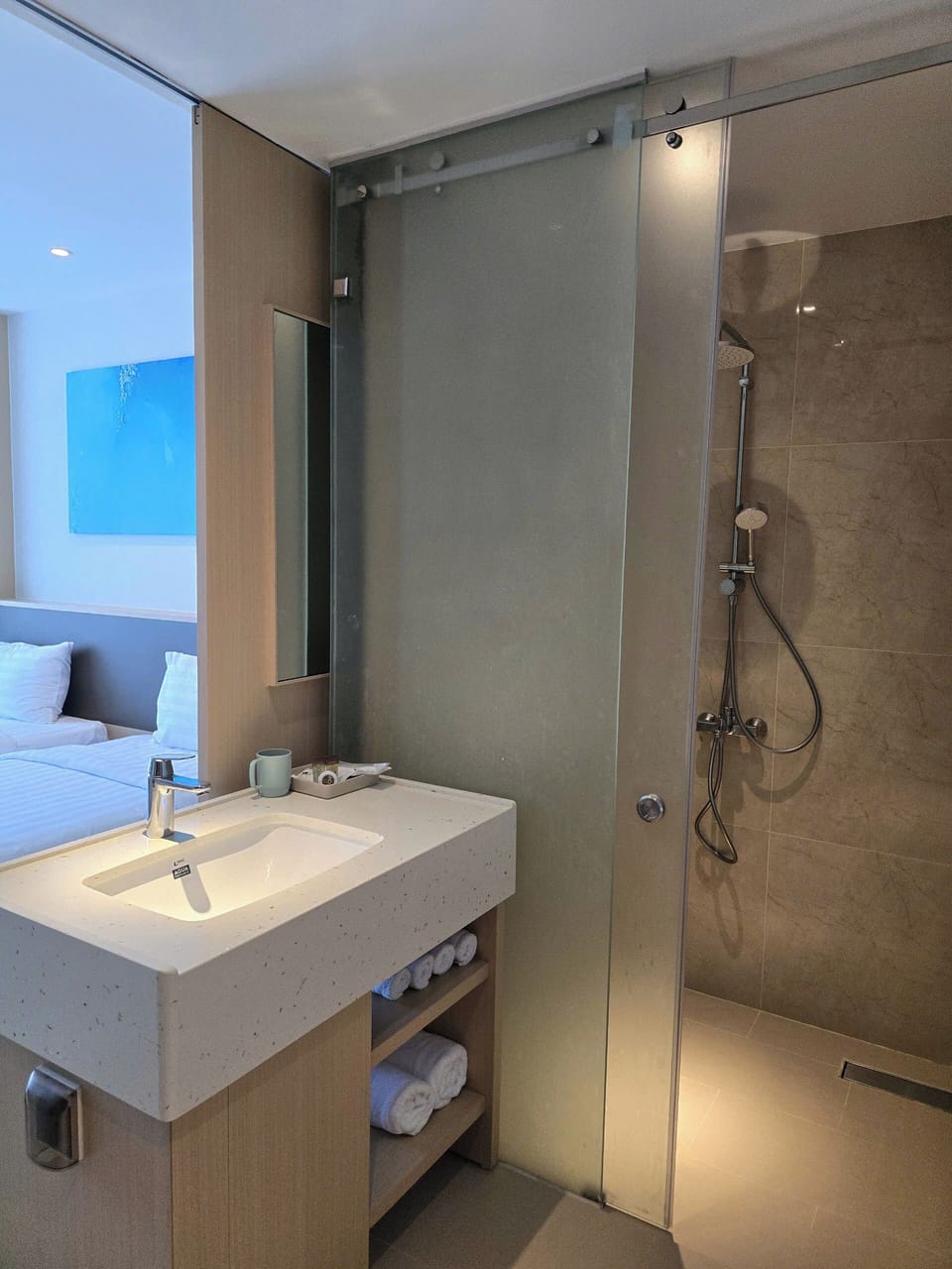 Shower, rainfall showerhead, free toiletries, hair dryer