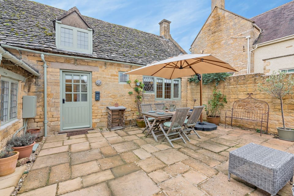 Rex Cottage Courtyard - StayCotswold