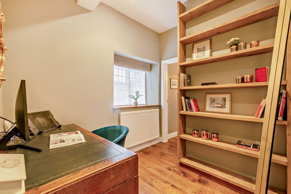 Rex Cottage Study - StayCotswold