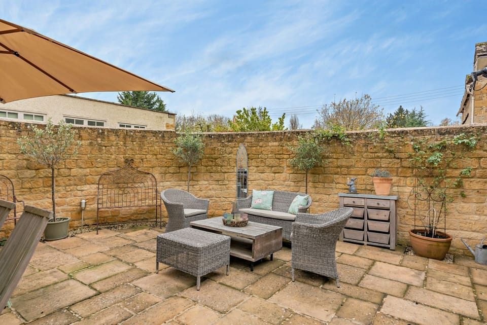 Rex Cottage Courtyard - StayCotswold