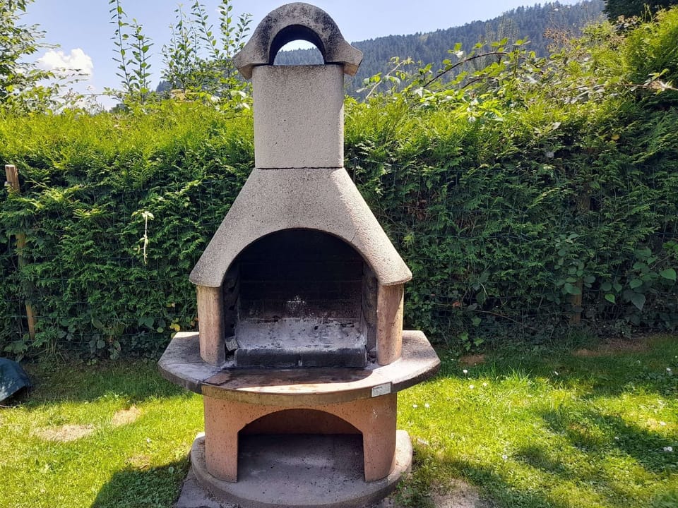 Brick barbecue incl. barbecue utensils