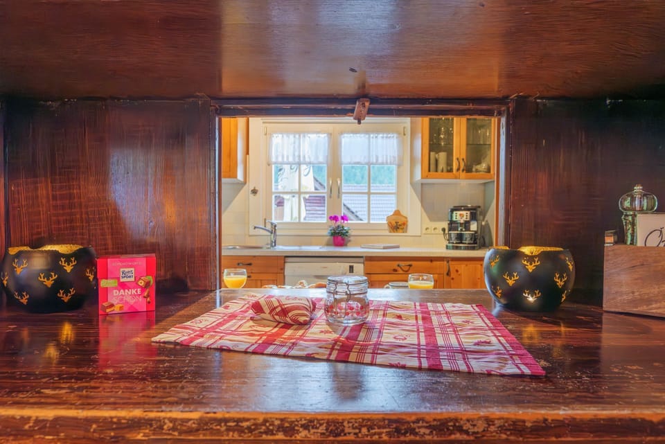 Pass-through to the kitchen