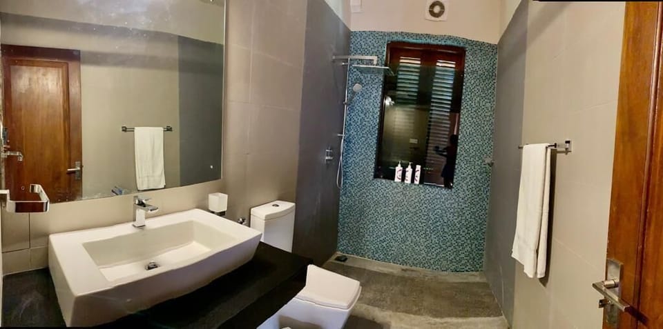 Single Room | Bathroom | Shower, rainfall showerhead, free toiletries, towels