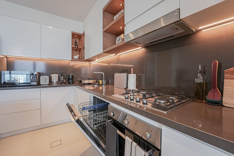 Luxury Apartment, 2 Bedrooms, Balcony, Marina View | Private kitchen | Full-size fridge, microwave, oven, stovetop