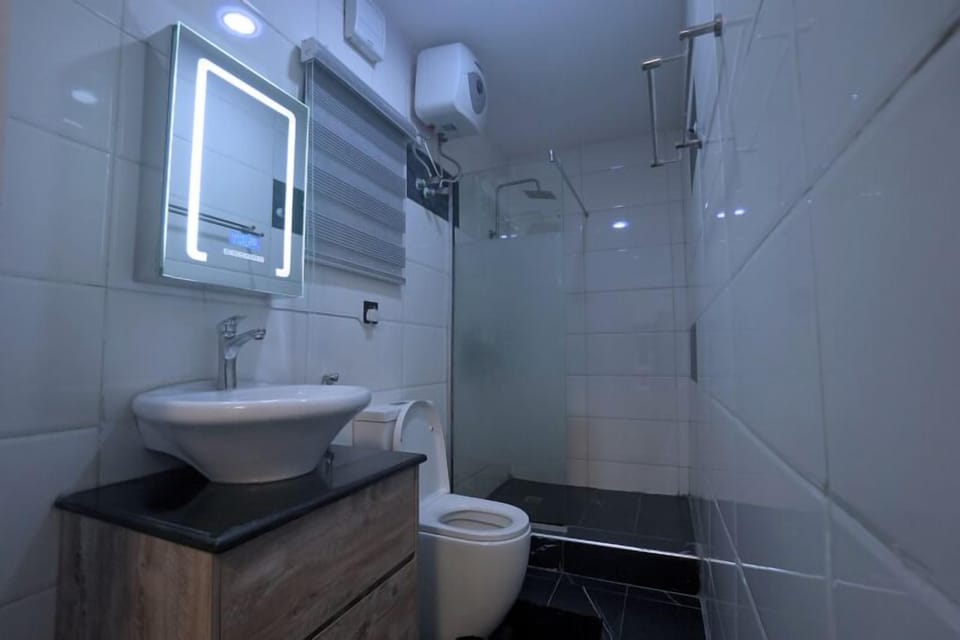Deluxe Room | Bathroom | Combined shower/tub, rainfall showerhead, free toiletries, towels