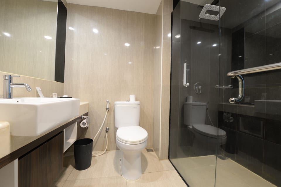 Deluxe Double or Twin Room, Multiple Beds | Bathroom | Towels