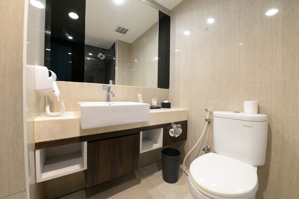 Deluxe Double or Twin Room, Multiple Beds | Bathroom | Towels