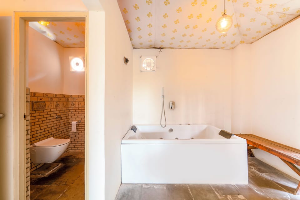 Jal Luxury Suite with Jacuzzi | Bathroom | Separate tub and shower, rainfall showerhead, free toiletries