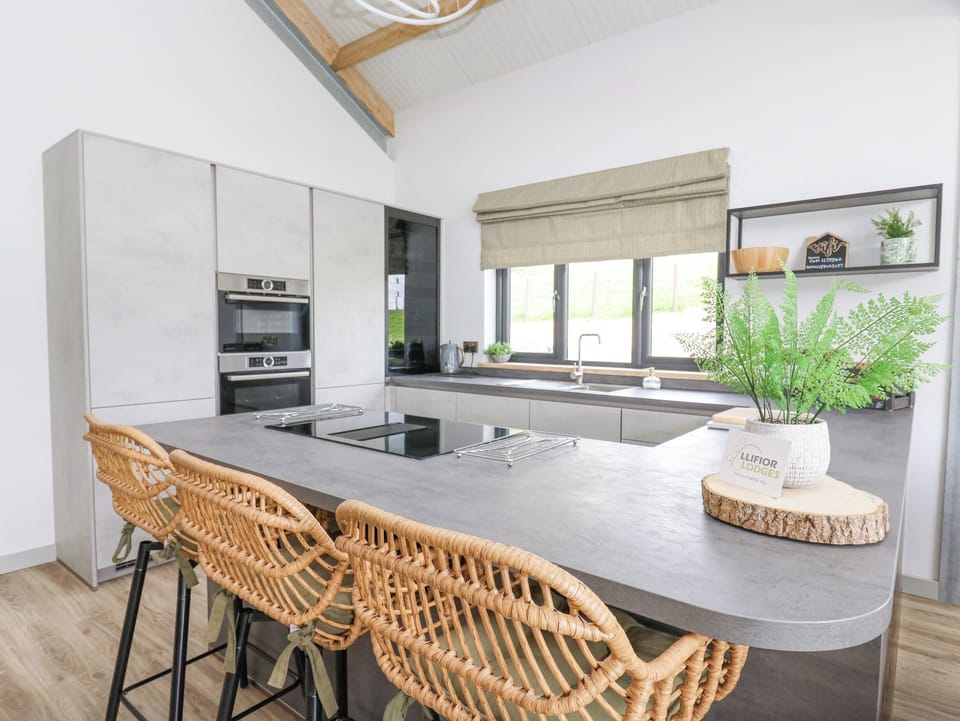 Cottage | Private kitchen | Fridge, electric kettle, toaster, cookware/dishes/utensils