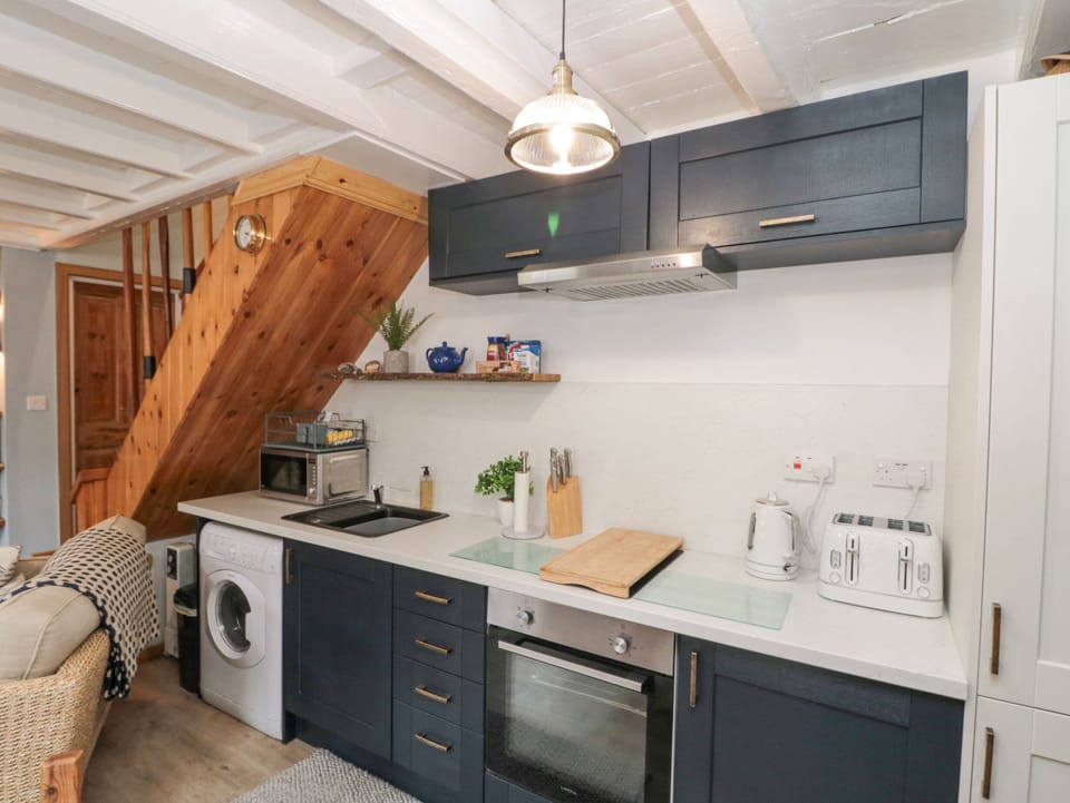 Cottage | Private kitchen | Fridge, electric kettle, toaster, cookware/dishes/utensils