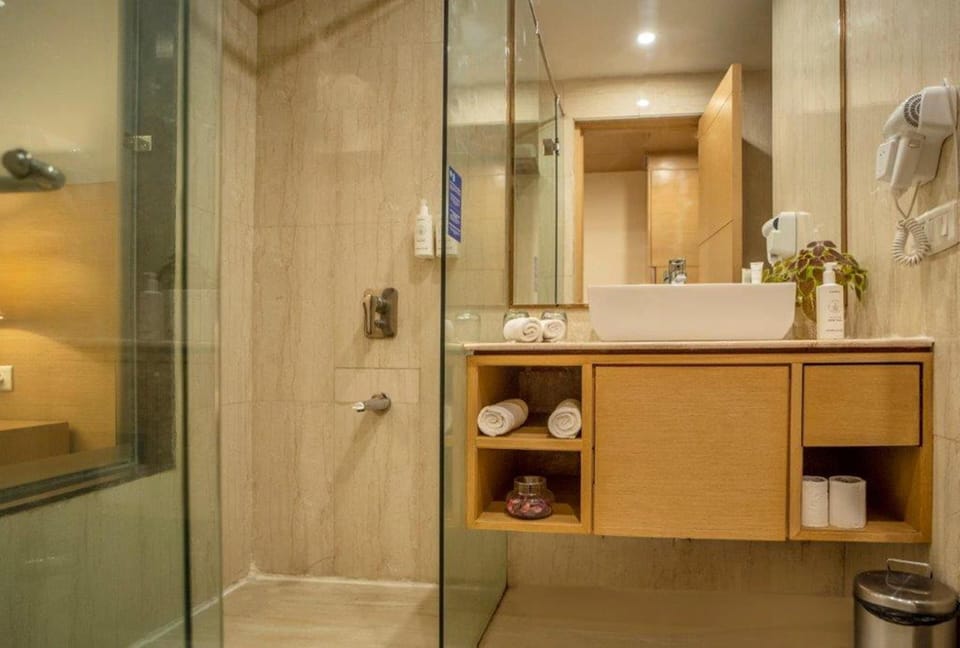 Shower, rainfall showerhead, free toiletries, hair dryer