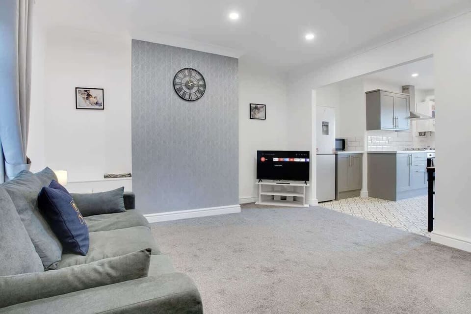 Spacious living room equipped with a SMART TV with Netflix and plenty of space to sit down and relax. 
