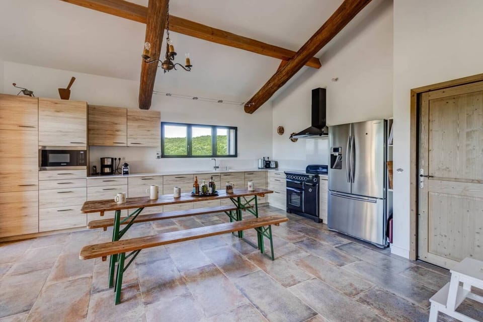 Fully equipped kitchen + Table with bench