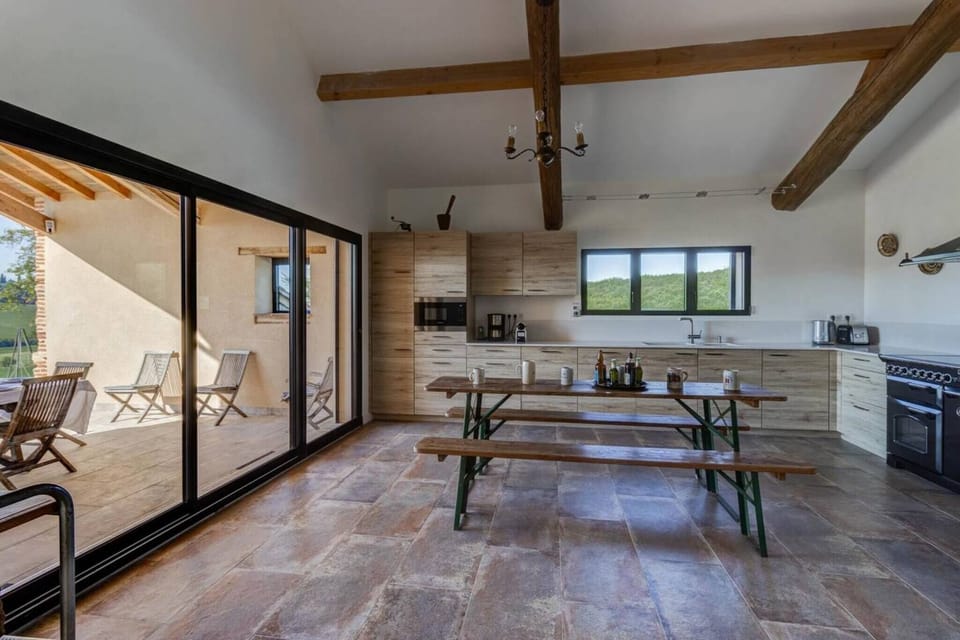 Fully equipped kitchen + Table with bench