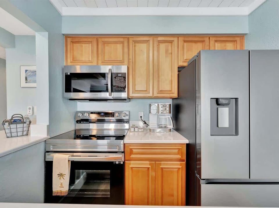 Your complete kitchen at hand! Equipped with full-sized stainless steel appliances for all your cooking needs