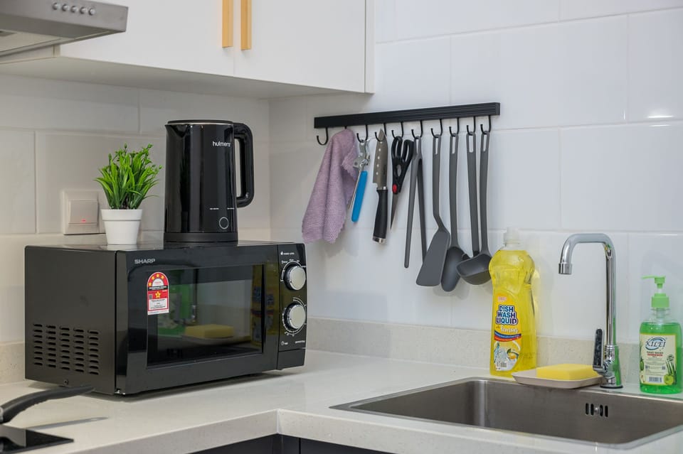 Executive Apartment | Private kitchen | Fridge, microwave, stovetop, electric kettle