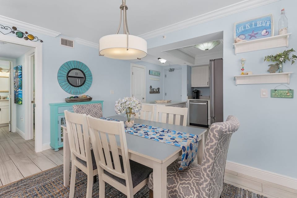 Condo, 2 Bedrooms | Dining