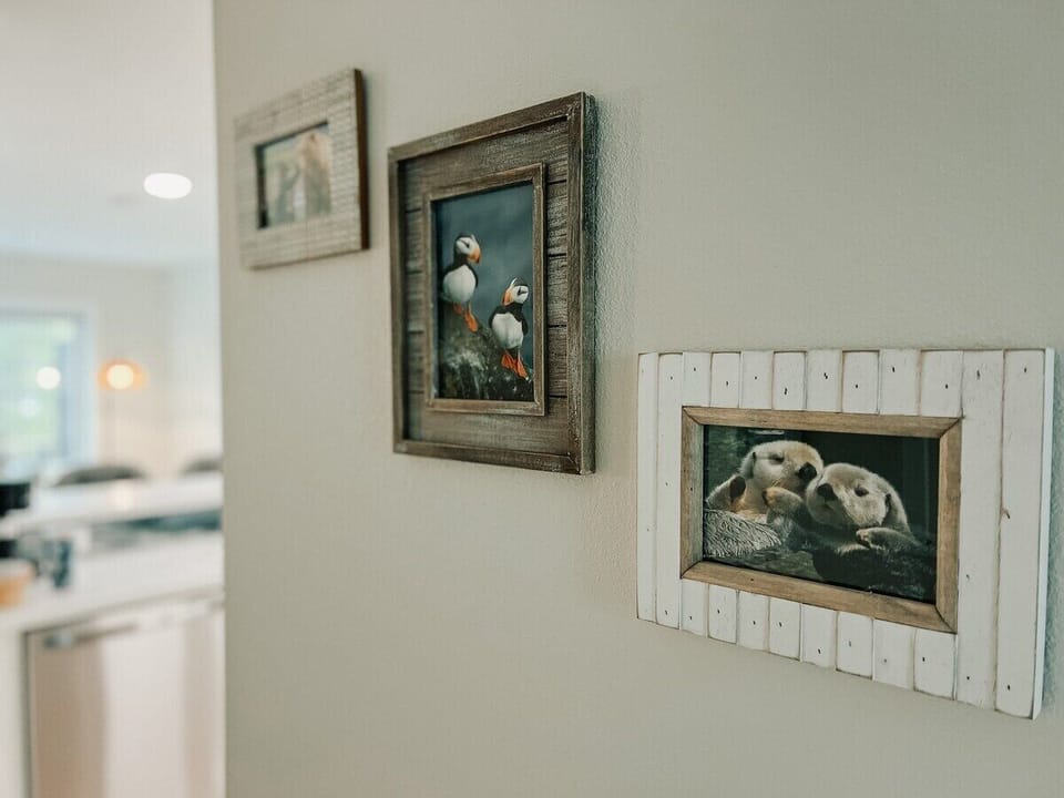 It's not Alaskan coastal-themed without a couple of adorable sea otters and puffins.