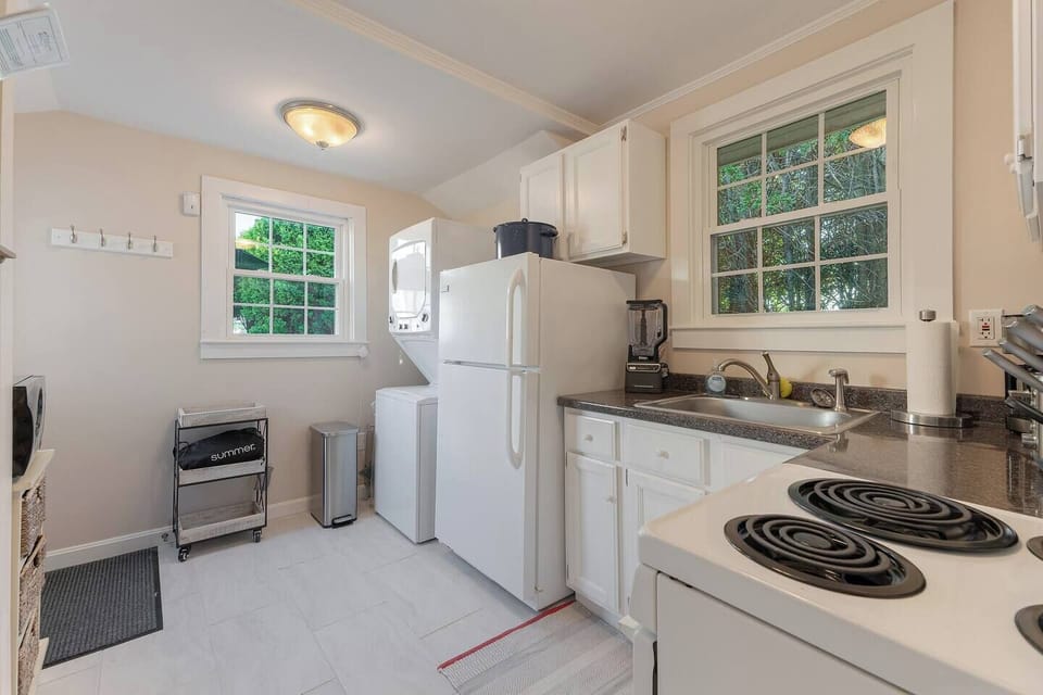 Kitchen & Laundry