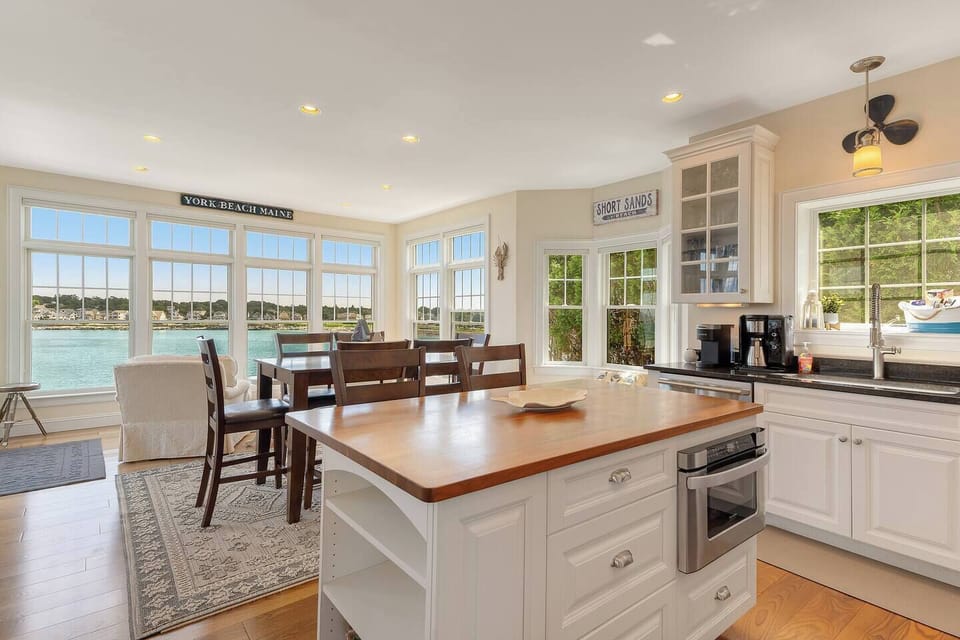 Kitchen and Breakfast Bar
