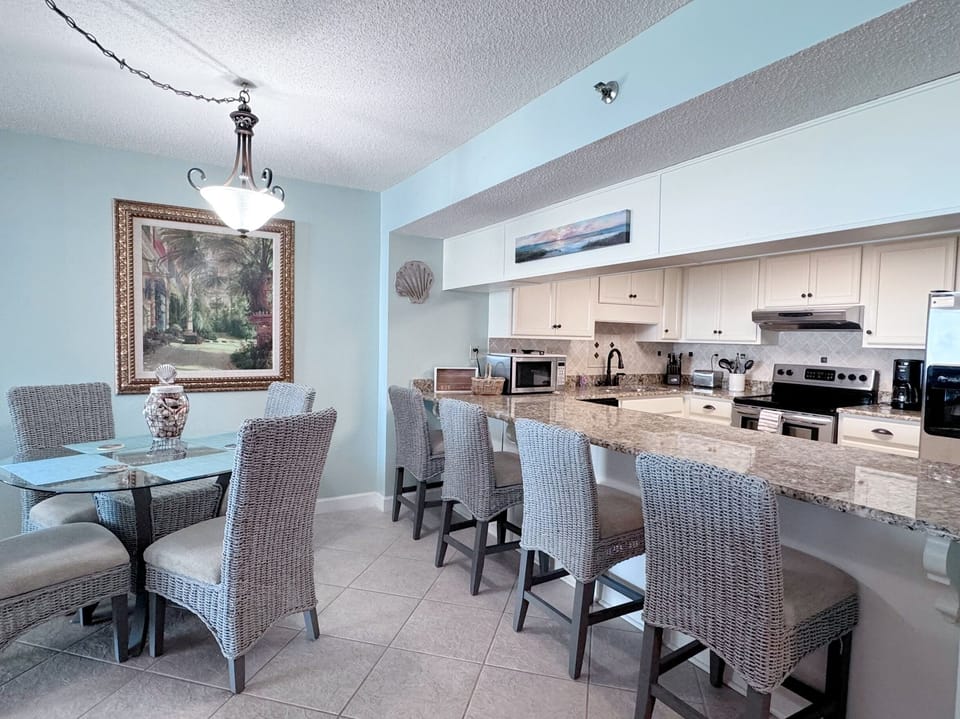 Gourmet Kitchen! Breakfast Bar and Dining Room