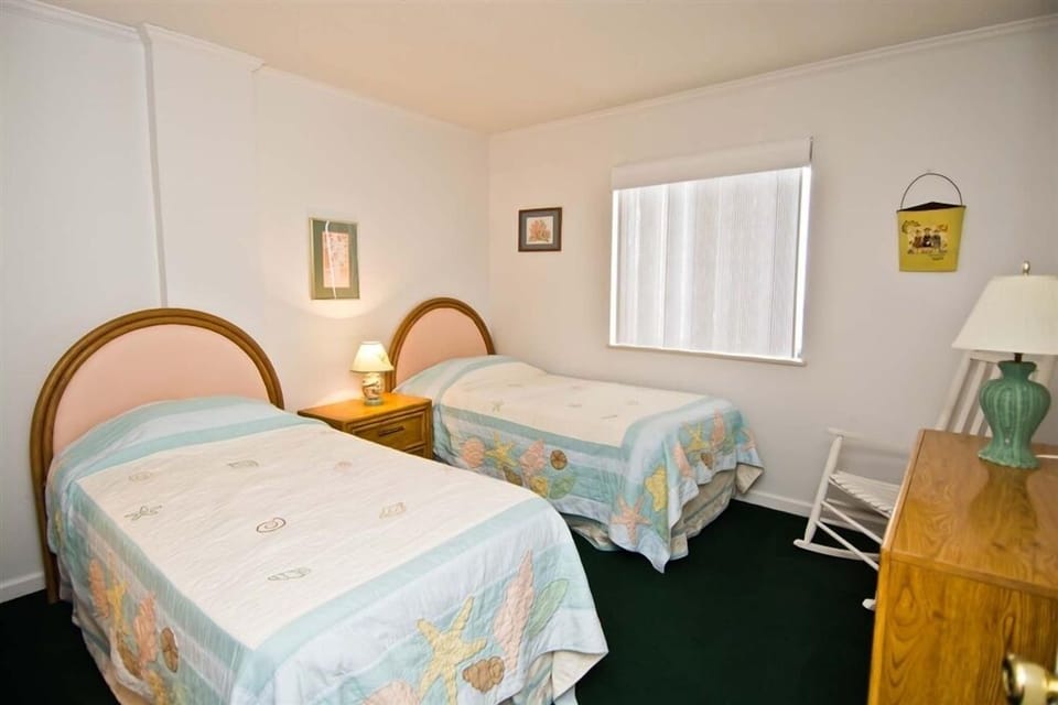 Bedroom with 2 Twins