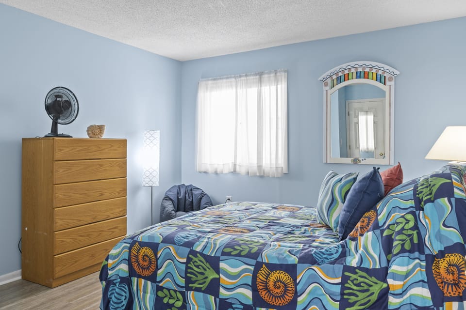 Bedroom w/ Double Bed