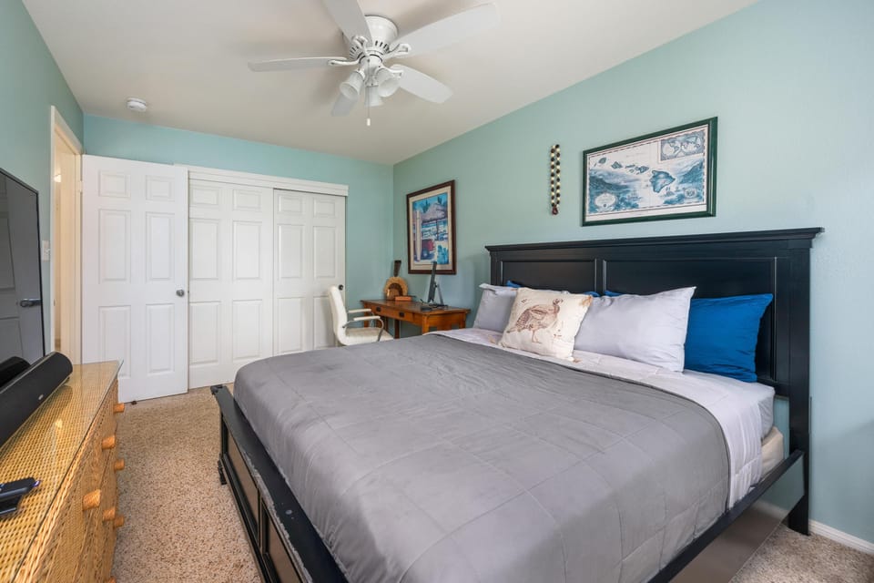 Guest room with queen bed