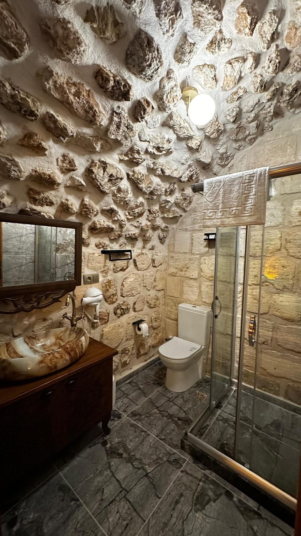 Efruz | Bathroom | Shower, hydromassage showerhead, hair dryer, towels