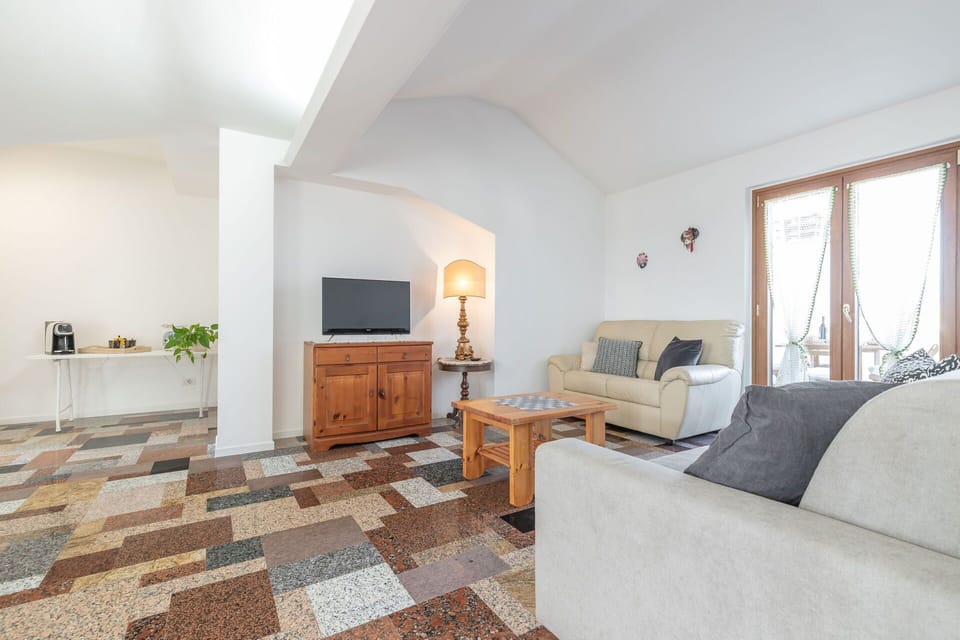Living Room, Room Detail