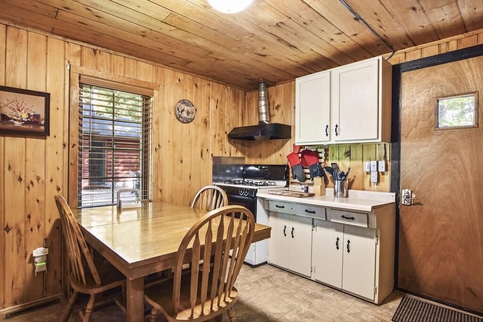 the_guest_cabin_0942_rdokx5