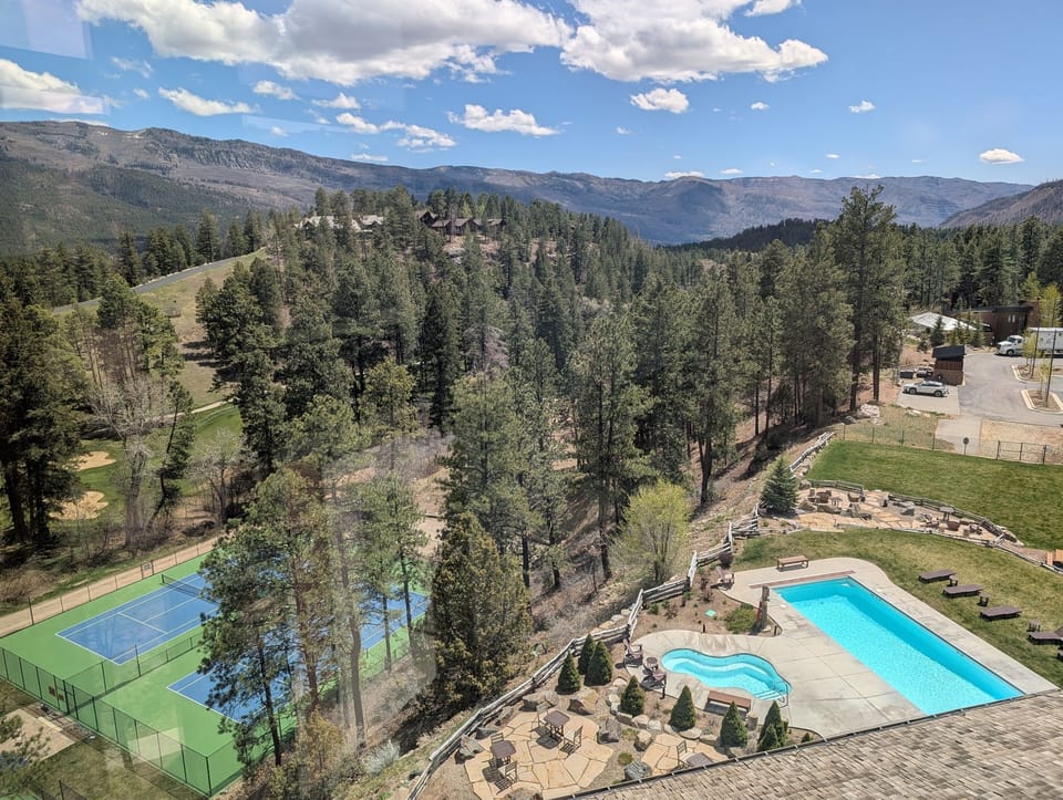 Pool/tennis Courts
