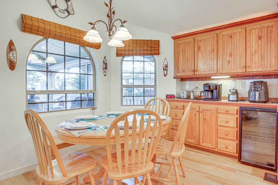 Dining Area | Dishware & Flatware Provided