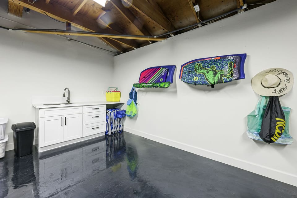 Garage: parking for 2 cars and beach gear
