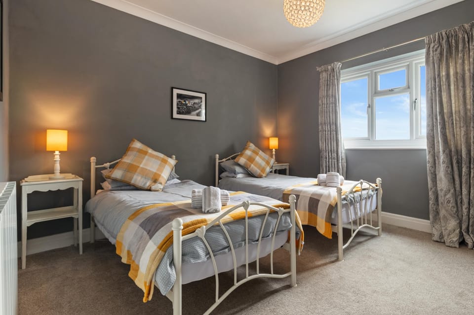 Caldey Island View - Sea Views and Log Burner Apartment in Wales