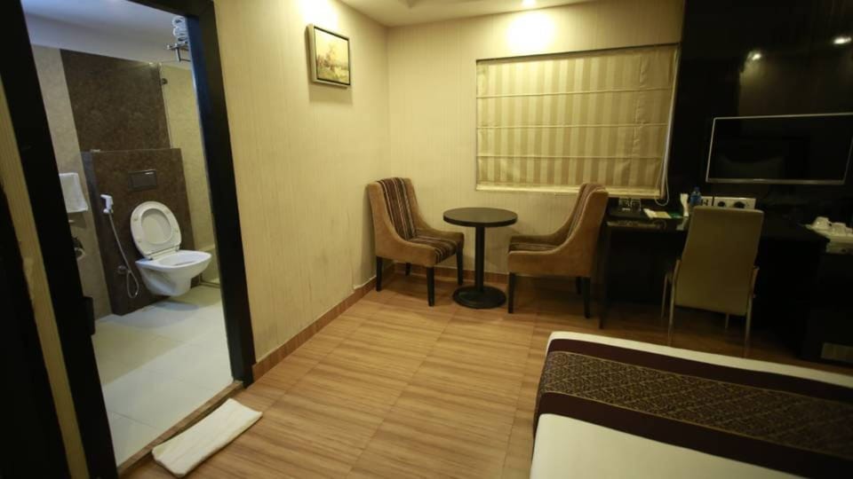 Royal Room | Desk, free WiFi