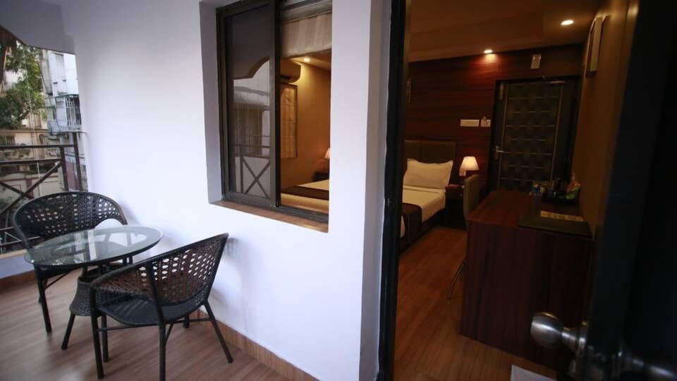 Royal Room | Desk, free WiFi
