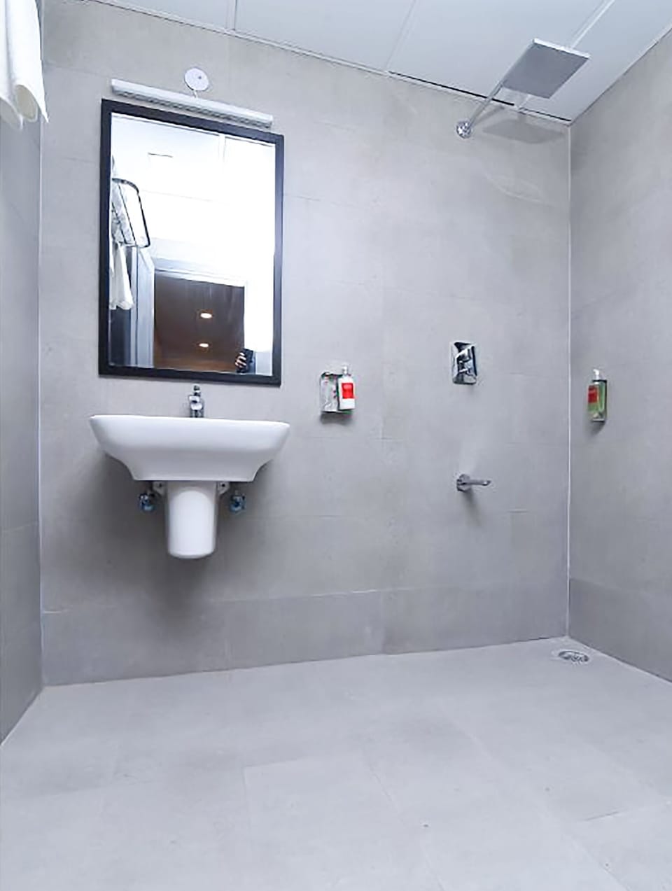Deluxe Double Room | Bathroom | Slippers