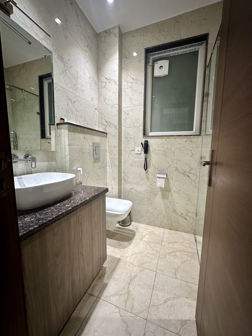 Shower, rainfall showerhead, free toiletries, towels