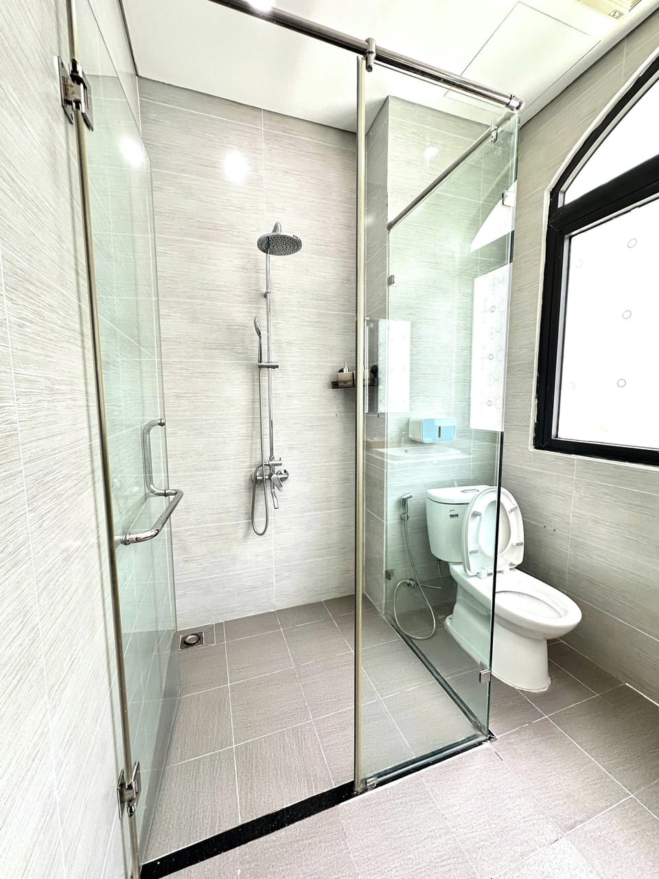 Shower, hydromassage showerhead, free toiletries, hair dryer