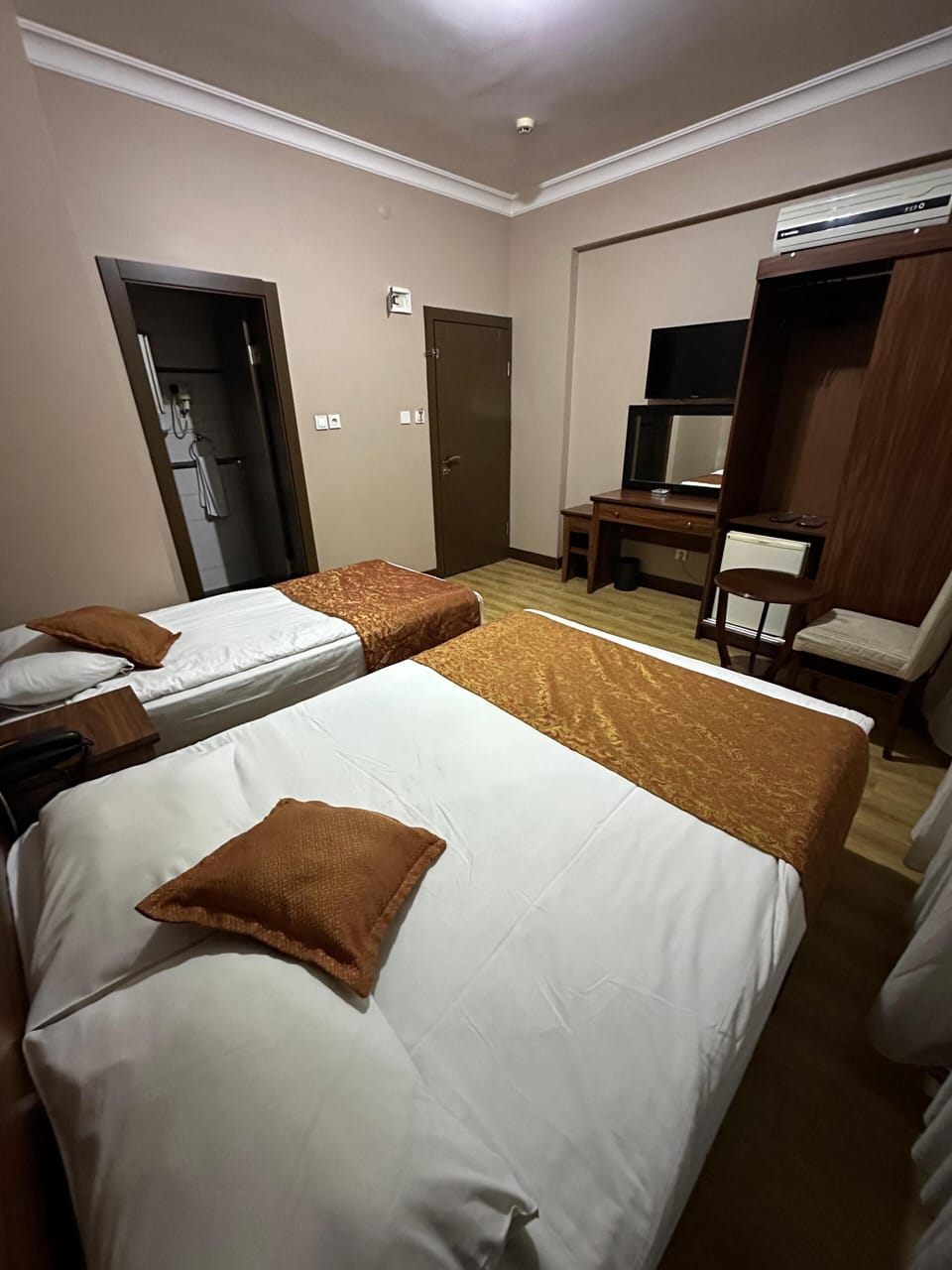 Family Twin Room | Premium bedding, minibar, desk, laptop workspace
