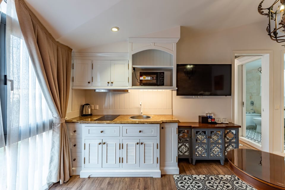 Classic Apartment, 1 Bedroom, Non Smoking, Air conditioning | Private kitchen | Electric kettle, dining tables