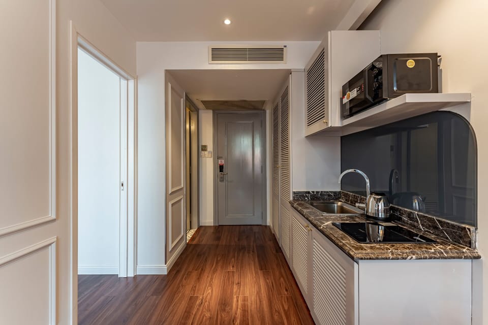 Luxury Apartment, 1 Bedroom, Air conditioning | 1 bedroom, pillowtop beds, desk, laptop workspace