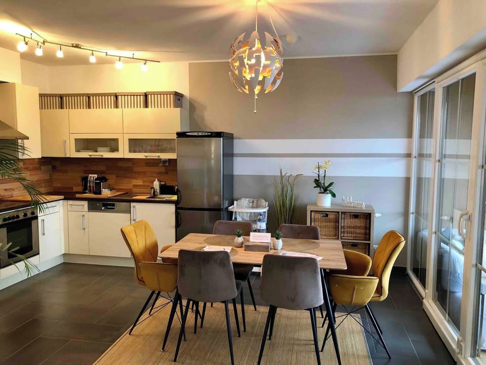 Apartment, 1 Bedroom, Smoking, Terrace | Living area | Books