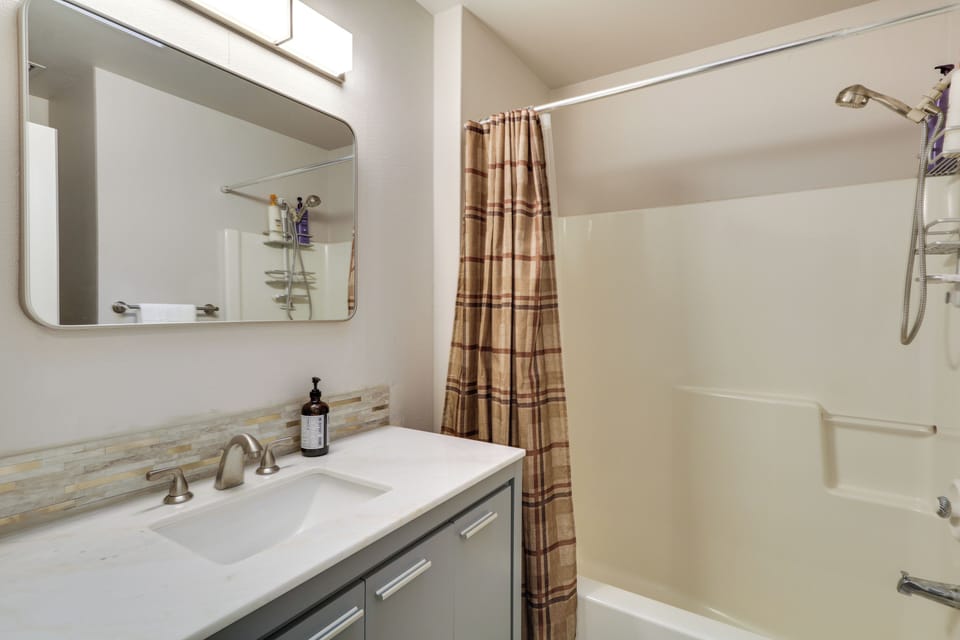 Lake Oswego Home w/ Deck 9 Mi to Downtown Portland Apartment in Lake Oswego